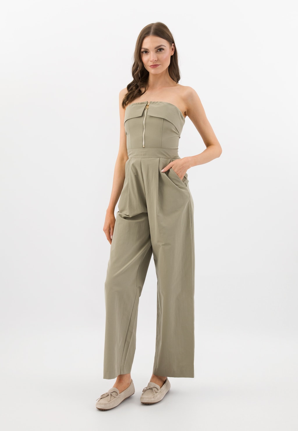 Elegancki beżowy kombinezon z beżowymi mokasynami damskimi Wojas model 46270-64 z charakterystycznymi wypustkami na podeszwie, idealne połączenie stylu i komfortu.