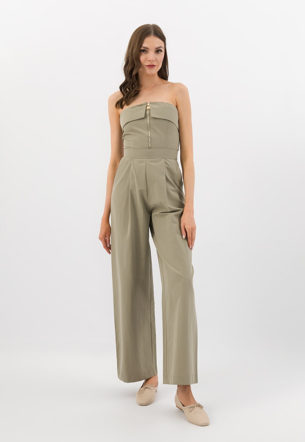 Eleganckie beżowe półbuty damskie Wojas 46300-54 z noskiem w szpic, idealnie uzupełniające strój. Widok z przodu wyróżnia charakterystyczny szpiczasty design.