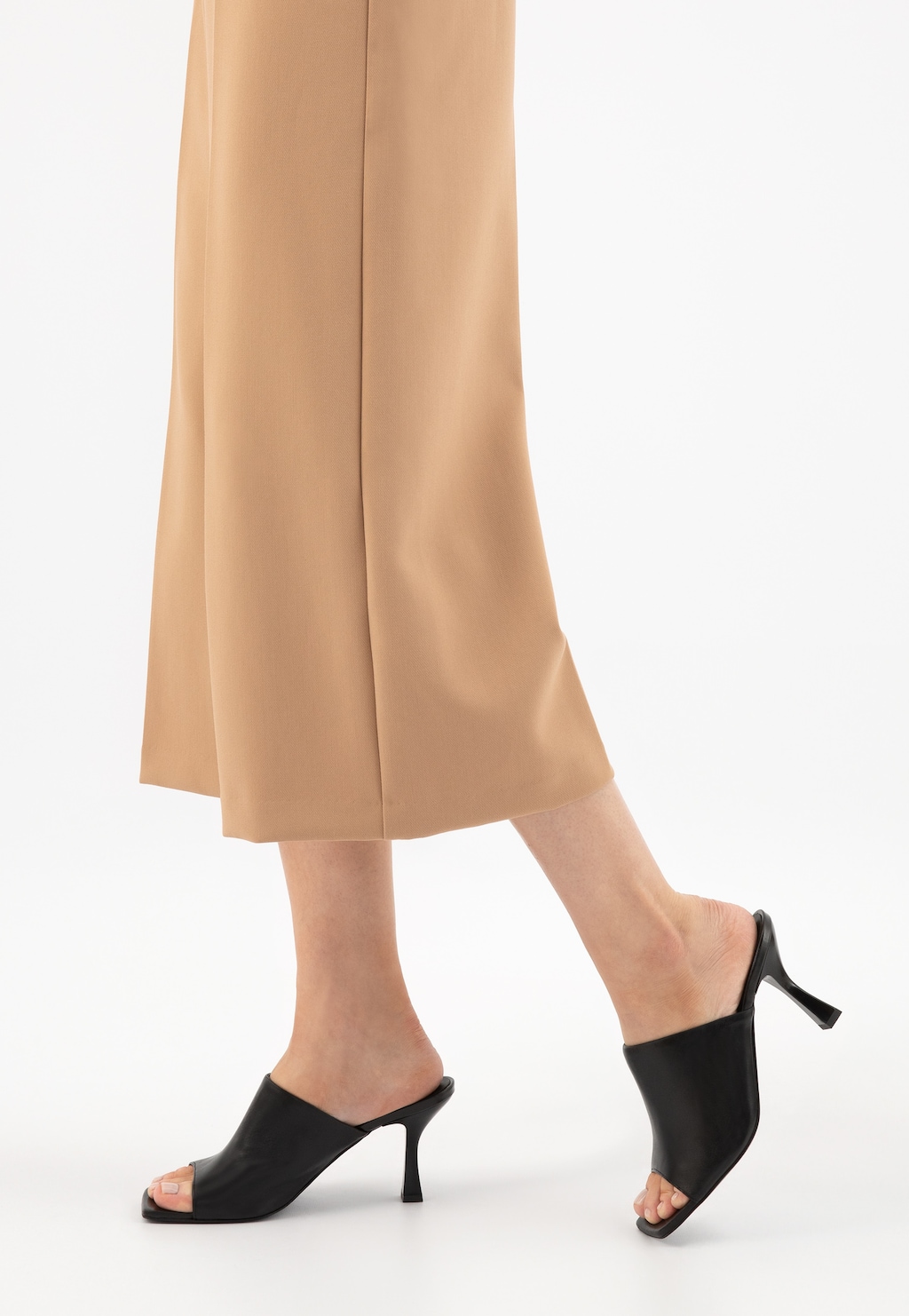 Černé pantofle na podpatku z licové kůže 74120-51 Widok 8