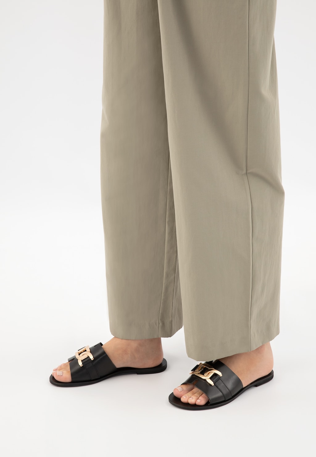 Černé pantofle z lícové kůže se zlatou ozdobou 74121-51 Widok 7