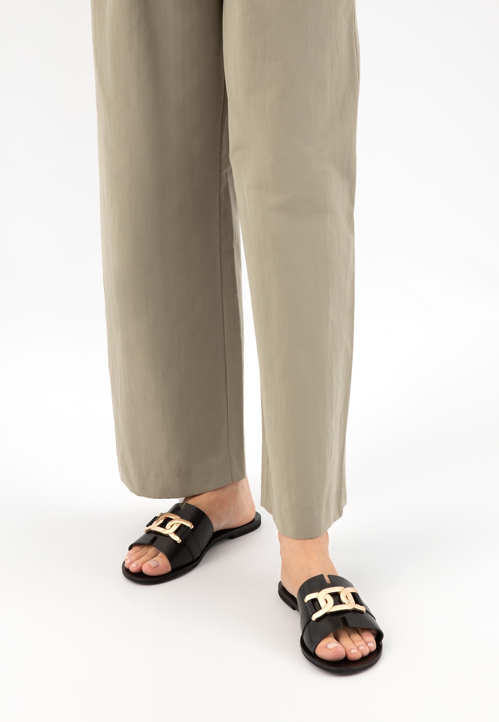 Černé pantofle z lícové kůže se zlatou ozdobou 74121-51 Widok 9