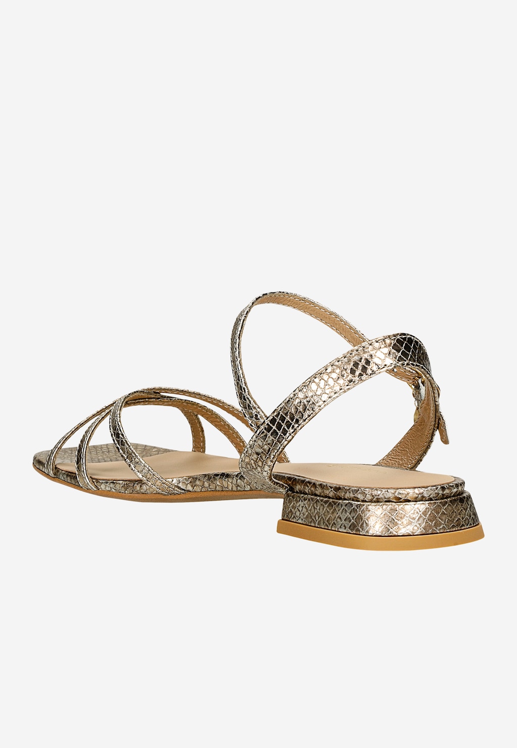 Złote sandały Wojas 76171-58 z tłoczonej skóry o wężowym wzorze, widok z boku. Eleganckie paski z klamrą, płaska podeszwa z gumowym wykończeniem.