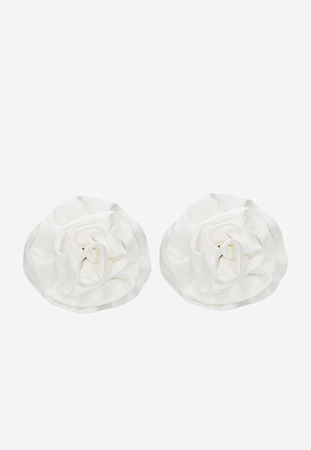 Biała satynowa ozdoba do butów Wojas model 98543-19 w kształcie dwóch eleganckich kwiatów przypominających róże, idealna dekoracja ślubna lub wizytowa.