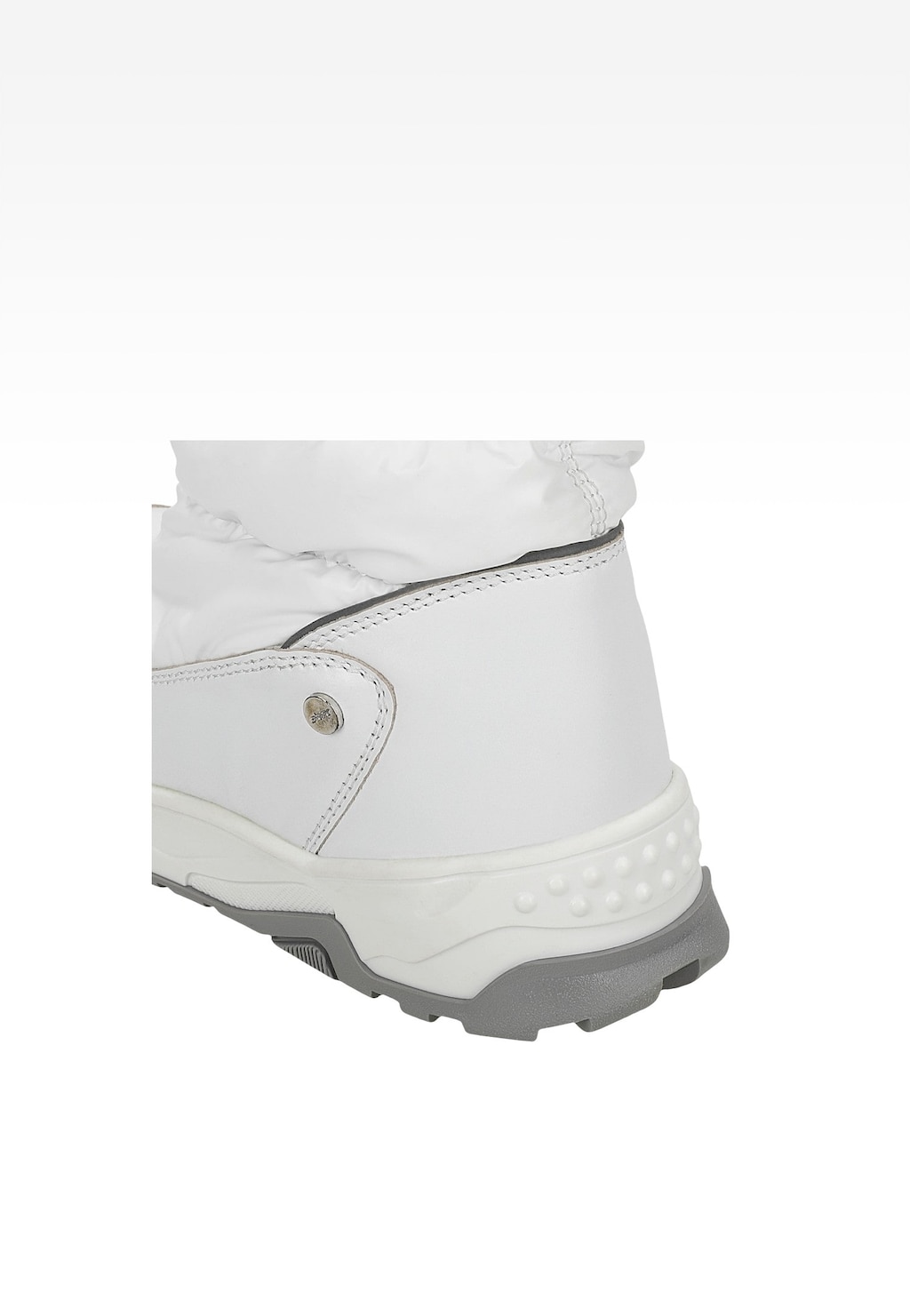 Białe kozaki ocieplane Bartek W-67071L/BIT dla dziewcząt, zbliżenie na dolną część buta z widocznym logo marki, pikowaną cholewką i antypoślizgową podeszwą z szarymi elementami.
