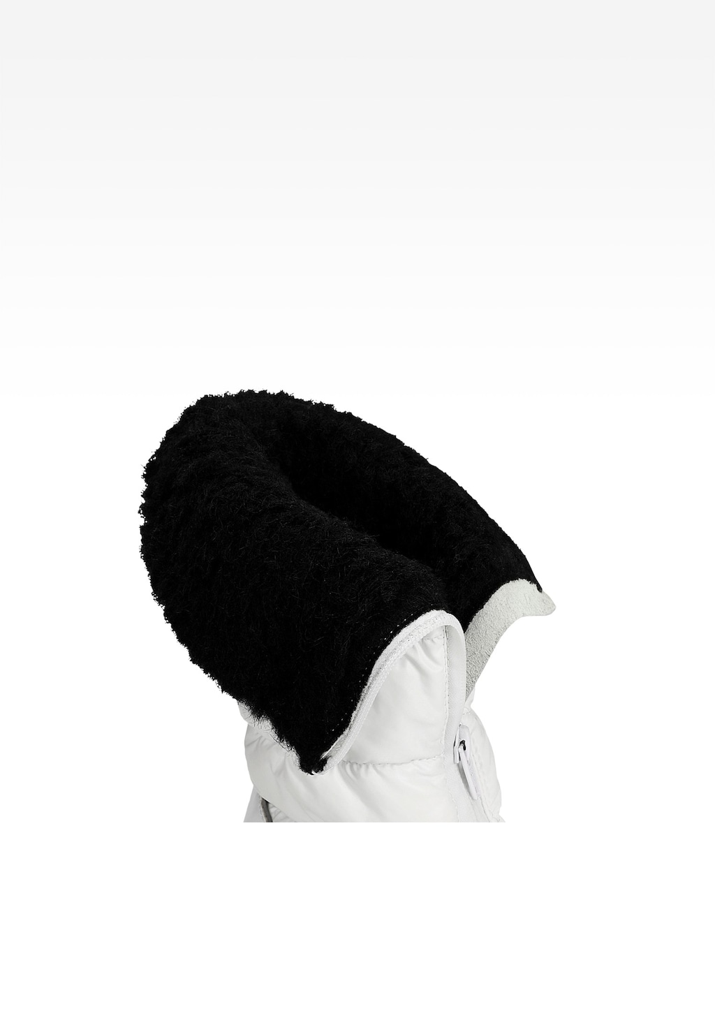 Czarny, puszysty kaptur z białą lamówką od kozaków ocieplanych Bartek W-67071L/BIT dla dziewcząt, widoczny z góry na białej cholewce.