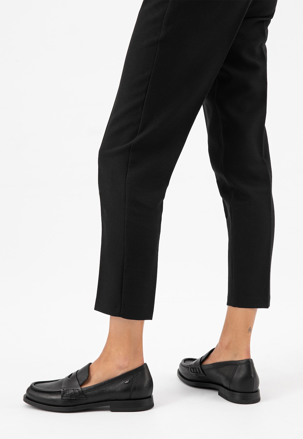 Czarne klasyczne mokasyny damskie ze skóry licowej 46253-51 Widok 8