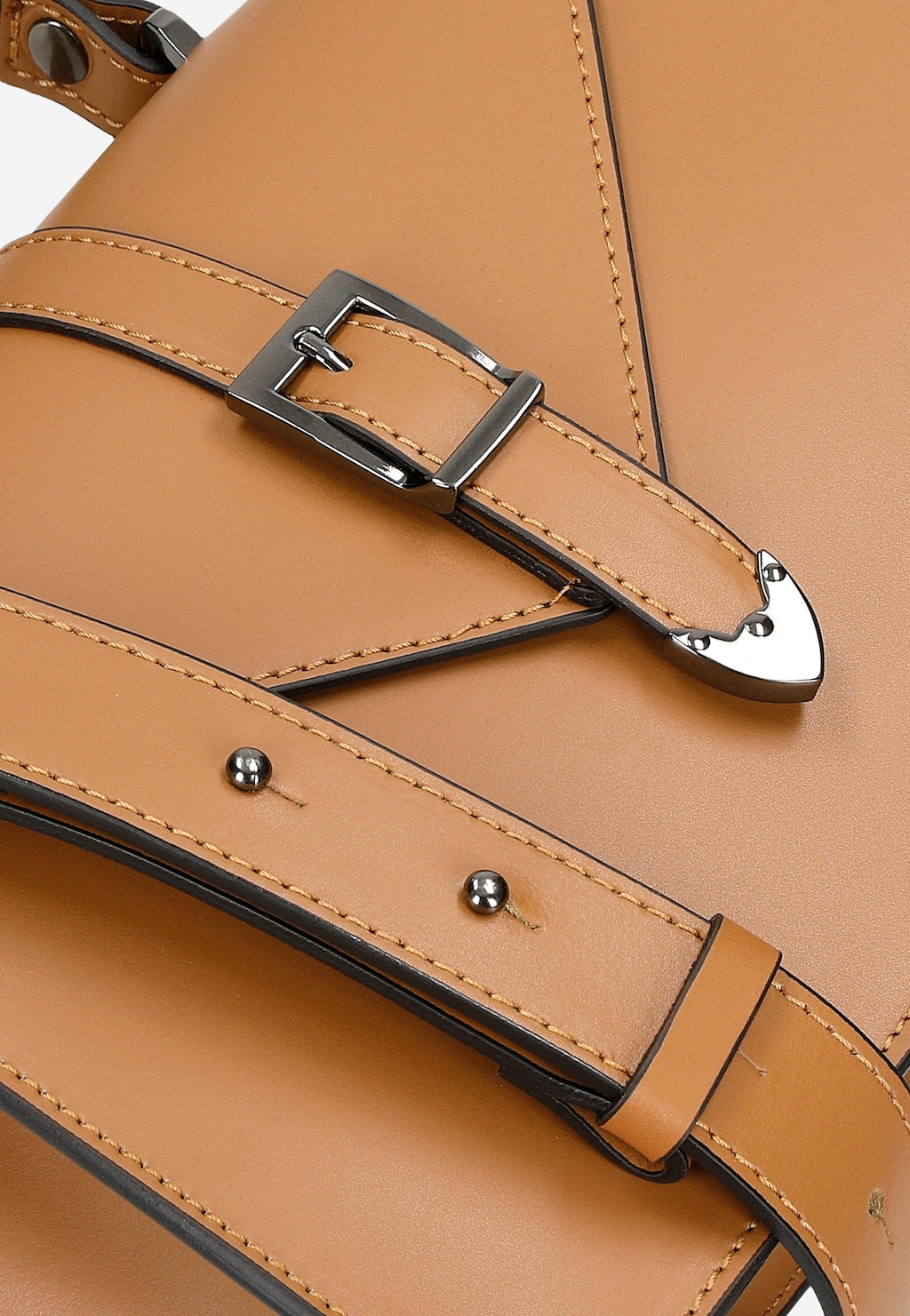 Zbliżenie na jasnobrązową torebkę kuferek Wojas model 80337-53 z gładkiej skóry licowej, ukazujące elegancką klamrę, precyzyjne przeszycia i metalowe detale.