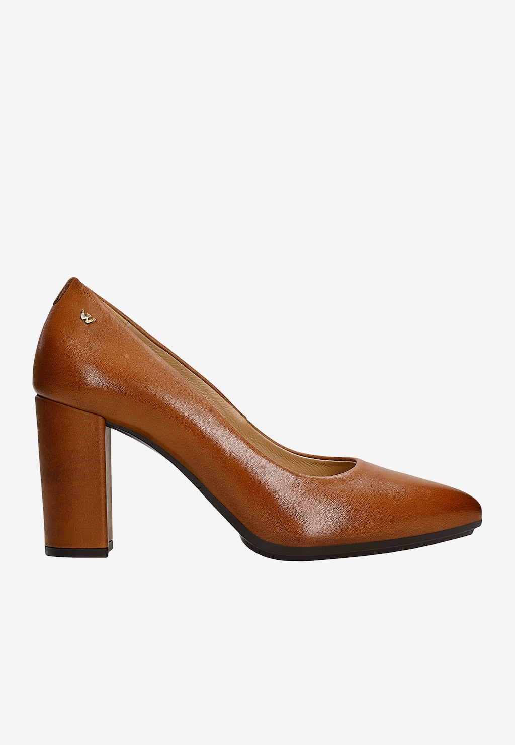 Brązowe czółenka Wojas model 35072-52 ze skóry licowej z charakterystycznym logo marki, przedstawione z boku. But ma elegancki, smukły kształt i stabilny, wysoki obcas.