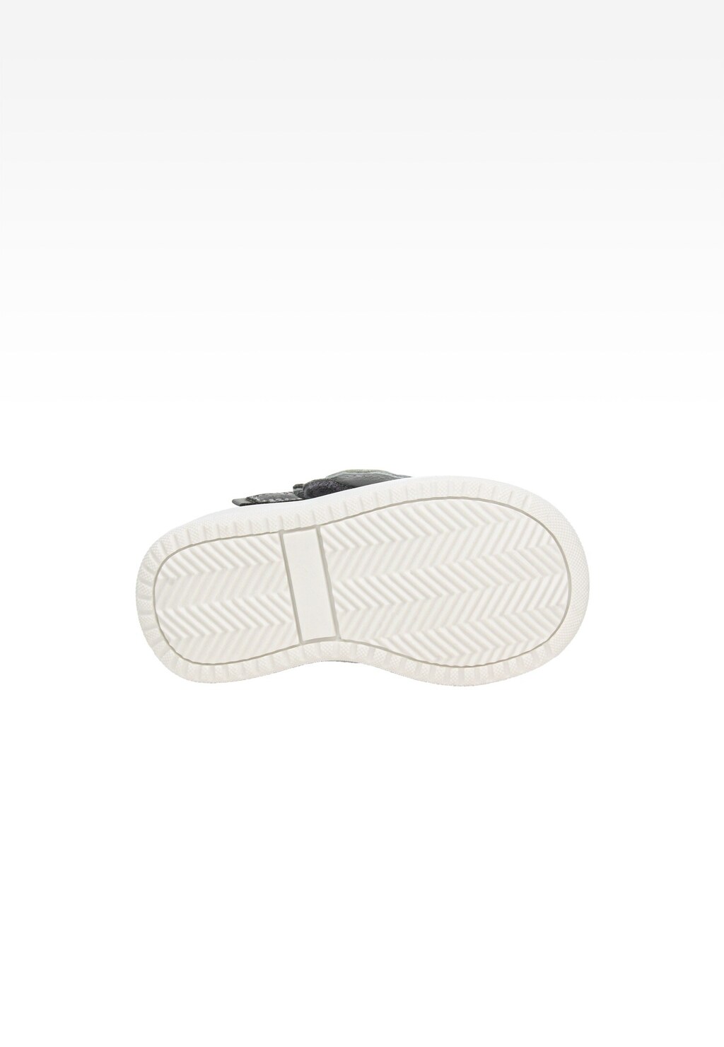 Podeszwa trzewików ocieplanych BARTEK 11646016 w kolorze szaro-srebrnym, widoczna od spodu z charakterystycznym zygzakowatym wzorem bieżnika na białej powierzchni.