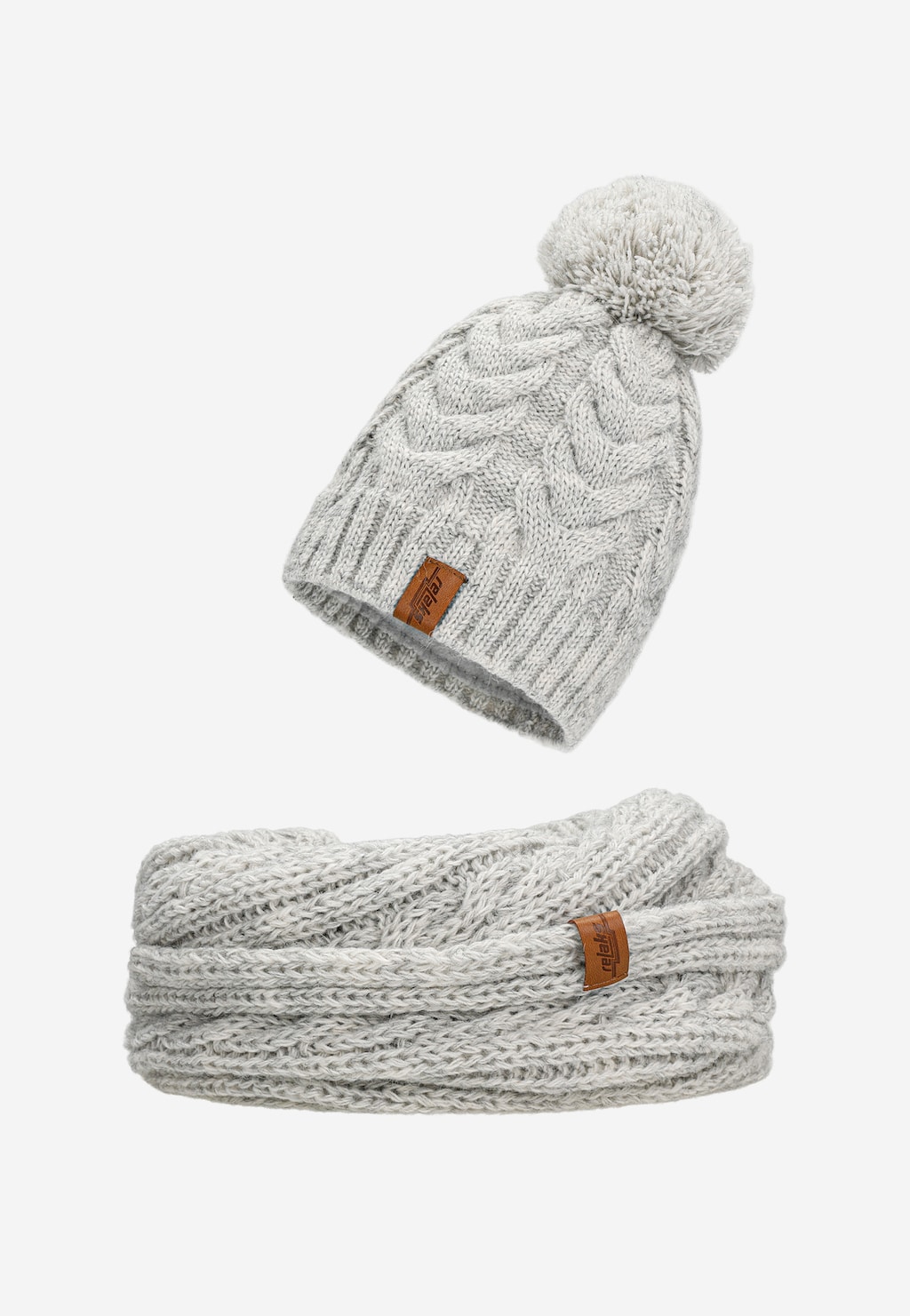 Szary zimowy zestaw RELAKS R96017-10 - wełniana czapka z pomponem i wzorem warkocza oraz pasujący komin. Oba elementy z charakterystyczną brązową metką Relaks.