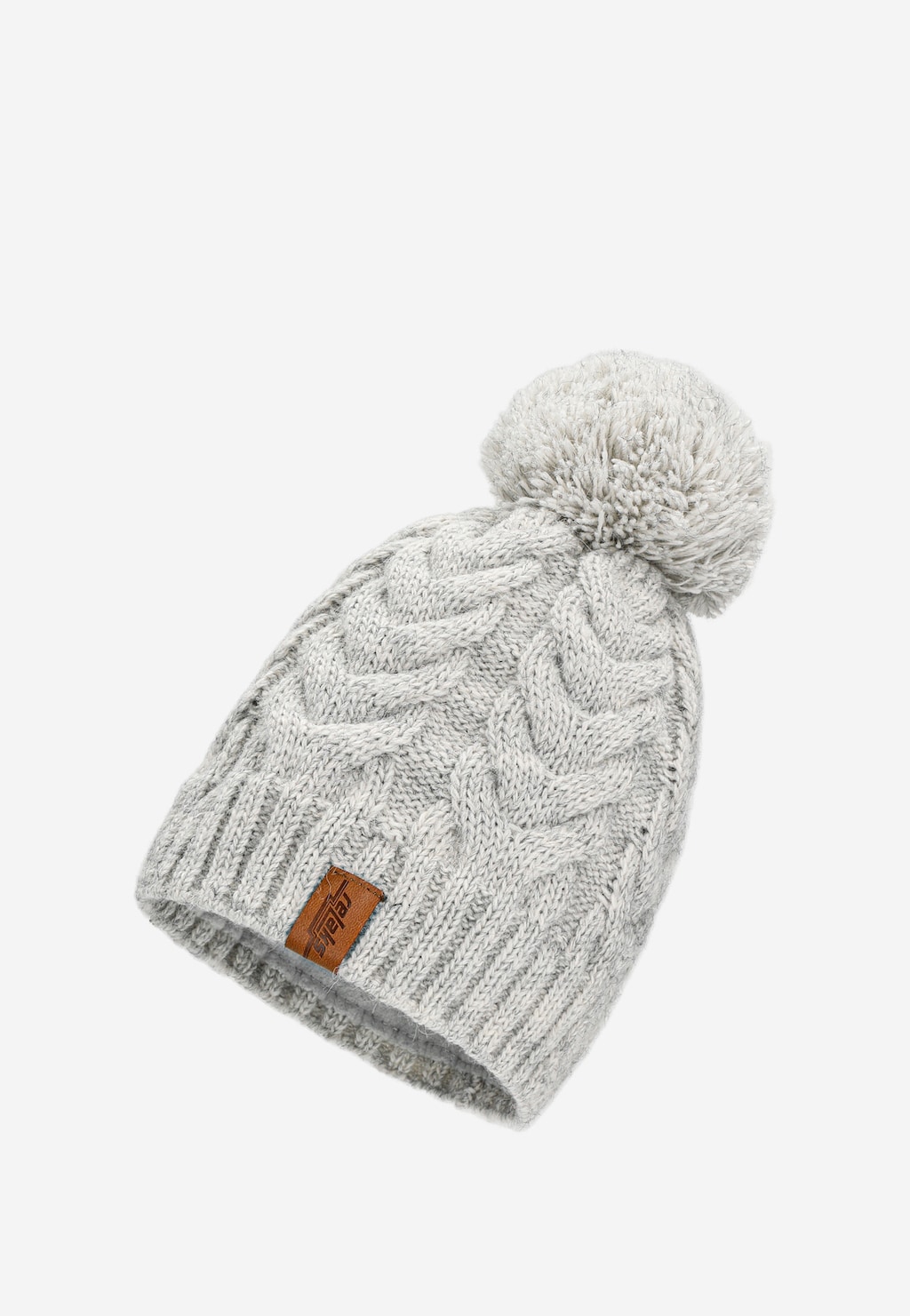 Szara czapka zimowa RELAKS z wełnianej dzianiny z warkoczowym splotem, dużym pomponem i skórzaną naszywką z logo. Model R96017-10 z kolekcji zimowej.