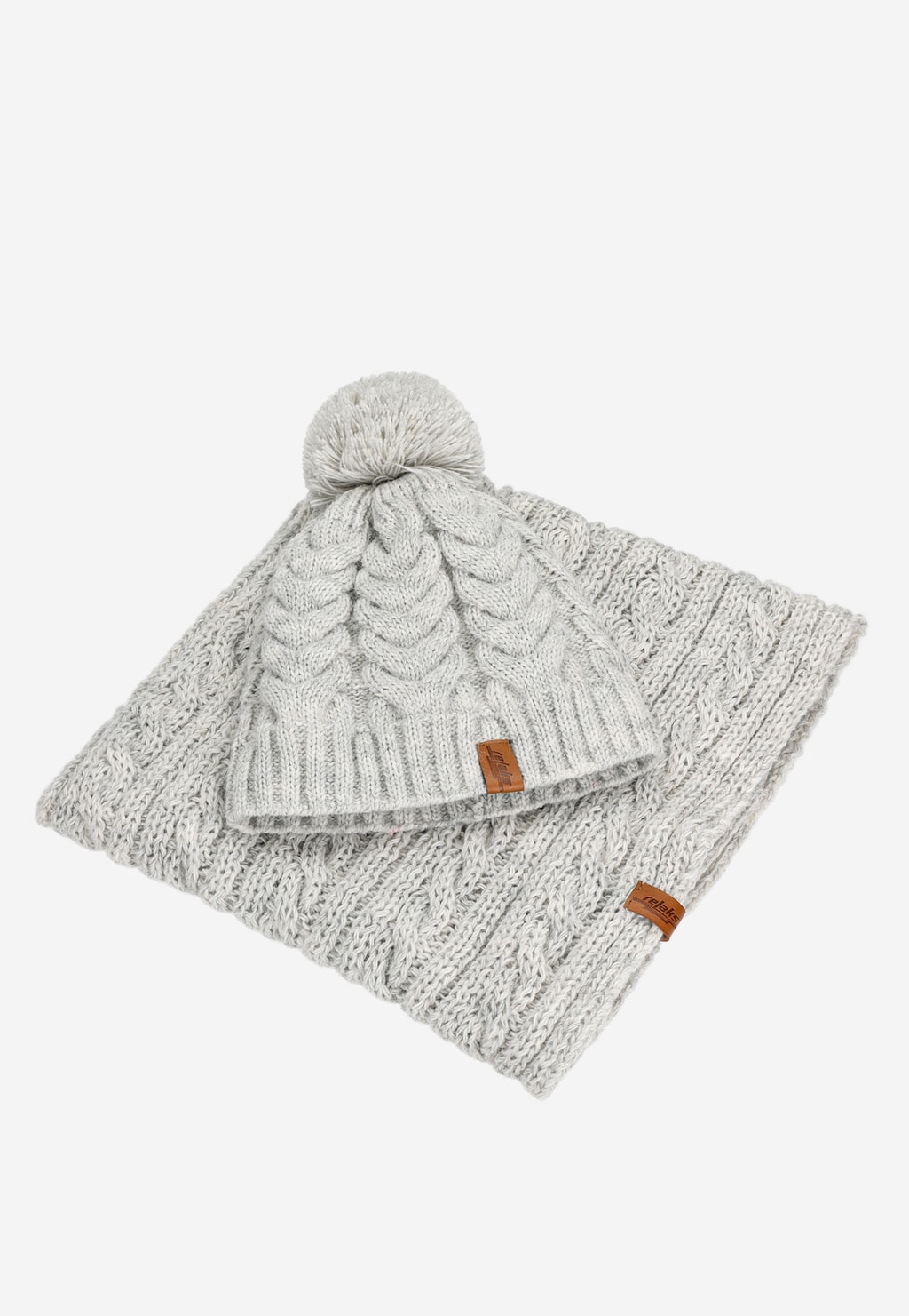 Szary zimowy zestaw RELAKS z domieszką wełny - czapka z pomponem i komin, oba z warkoczowym splotem i skórzanymi metkami, model R96017-10.