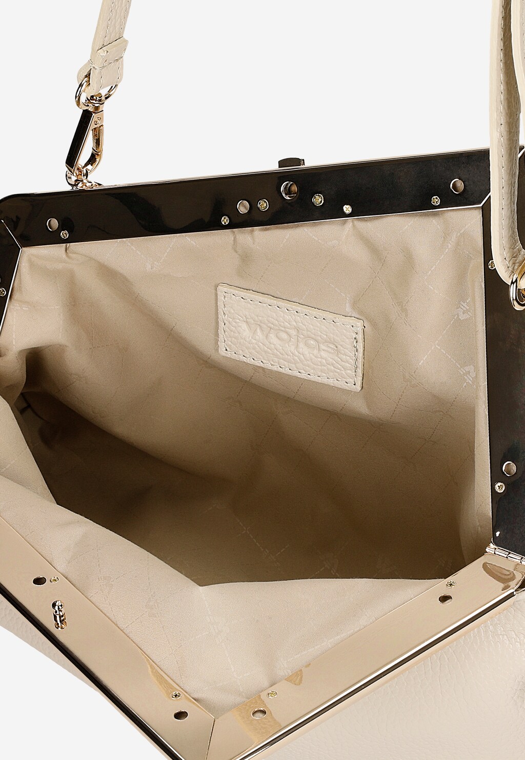 Mała asymetryczna torebka Wojas 80390-54 w jasnym beżu ze skórzanym paskiem, metalowym zapięciem i eleganckim brelokiem z logo marki na łańcuszku.