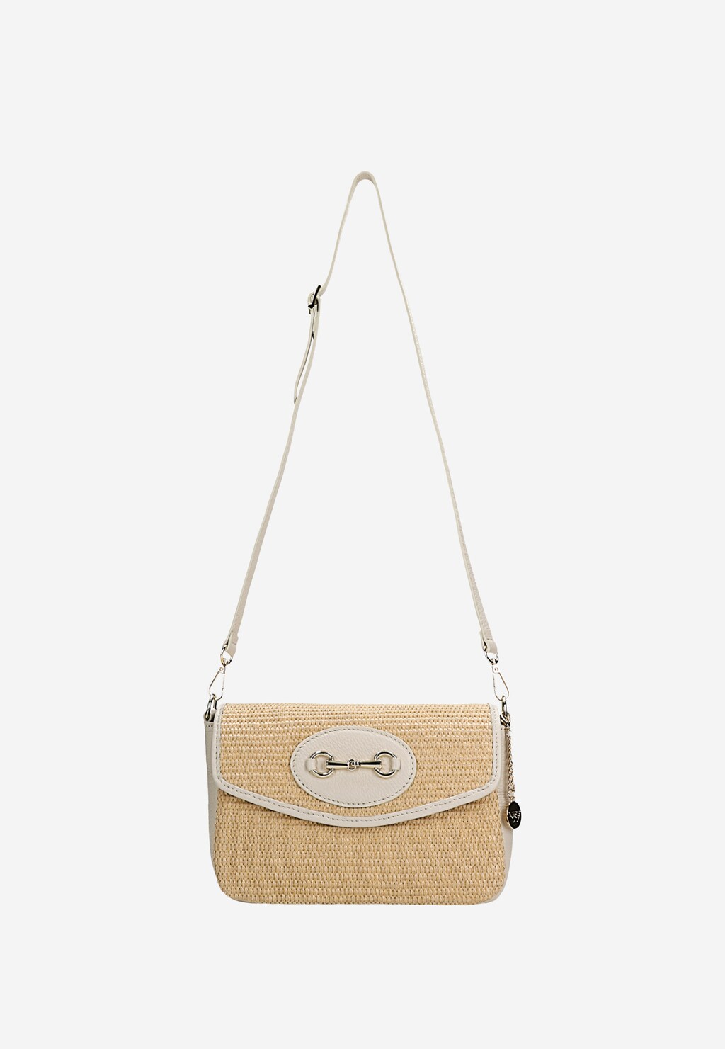 Mała beżowa torebka Wojas model 80377-84 z rafii i skóry licowej, z białym paskiem i metalową ozdobą na klapie. Idealna na lato, z regulowanym paskiem na ramię.