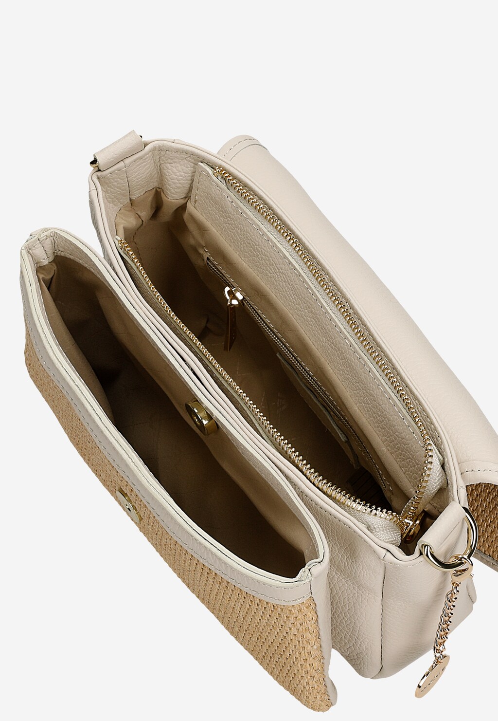 Wnętrze beżowej torebki Wojas model 80377-84 ze skóry licowej i rafii, ukazujące funkcjonalne przegrody, złote suwaki i eleganckie wykończenie, idealne na letnie stylizacje.