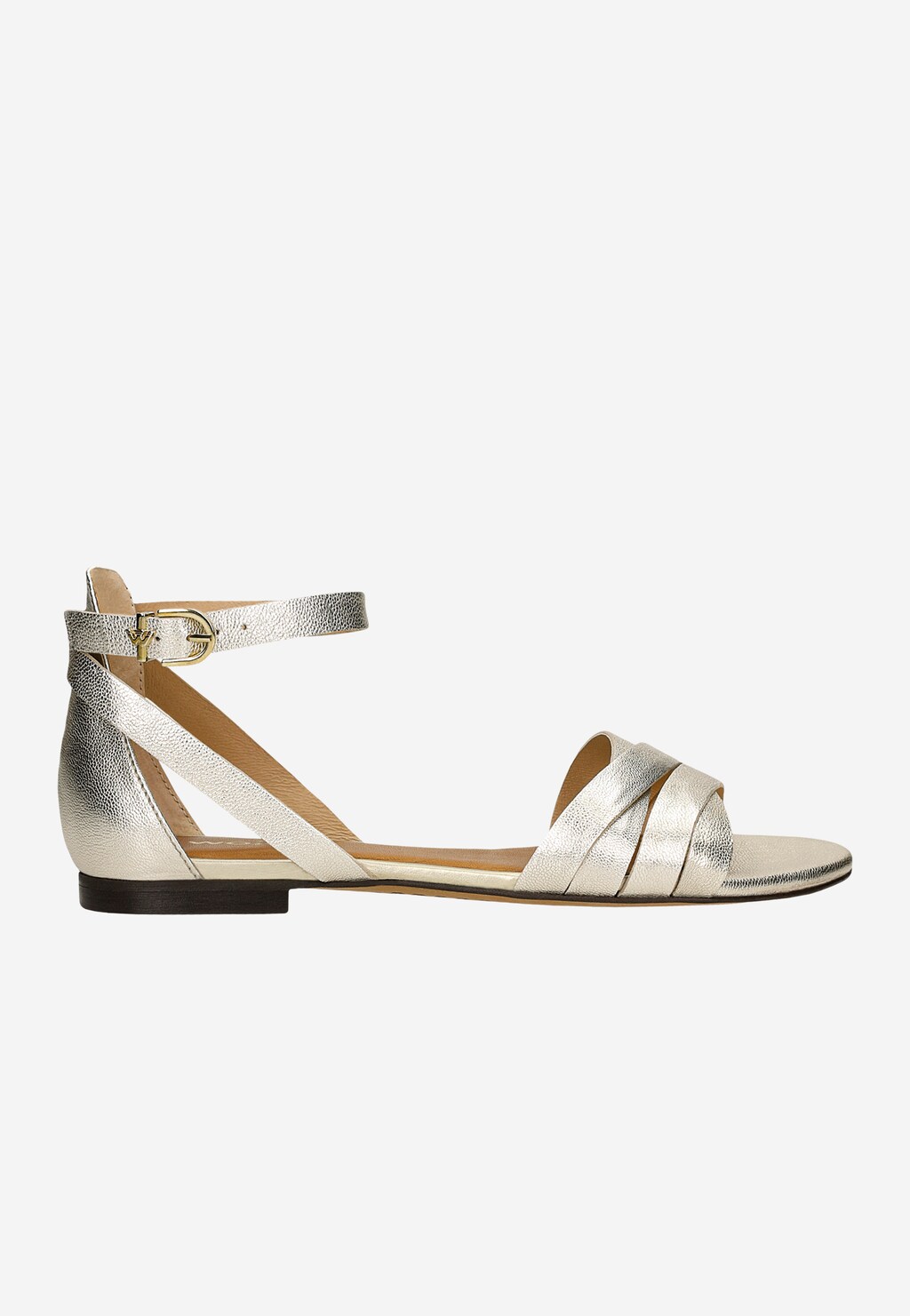 Złote sandały damskie Wojas model 76015-58 z płaską podeszwą, skórzanym wykończeniem, plecionymi paskami na przodzie i eleganckim zapięciem na kostkę ze złotą klamrą.