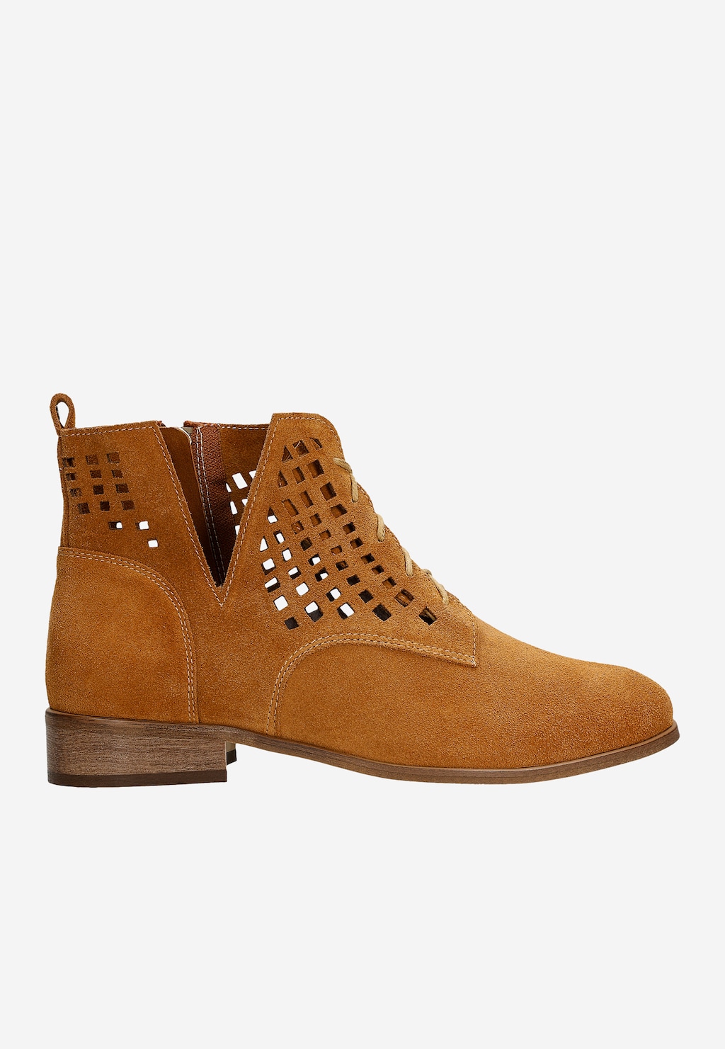 Jasnobrązowe ażurowe trzewiki damskie Wojas 64123-63 z zamszowej skóry, ozdobione geometrycznym wzorem wycięć po bokach, na niskim drewnianym obcasie.