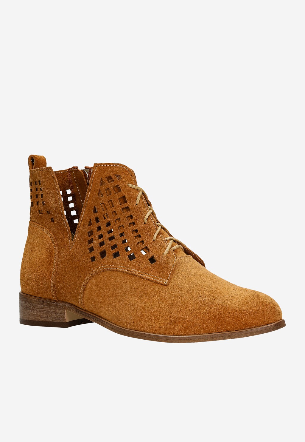 Jasnobrązowe zamszowe trzewiki damskie Wojas 64123-63 z ażurowym wzorem na cholewce, sznurowane, na niskim obcasie. Widok z boku.