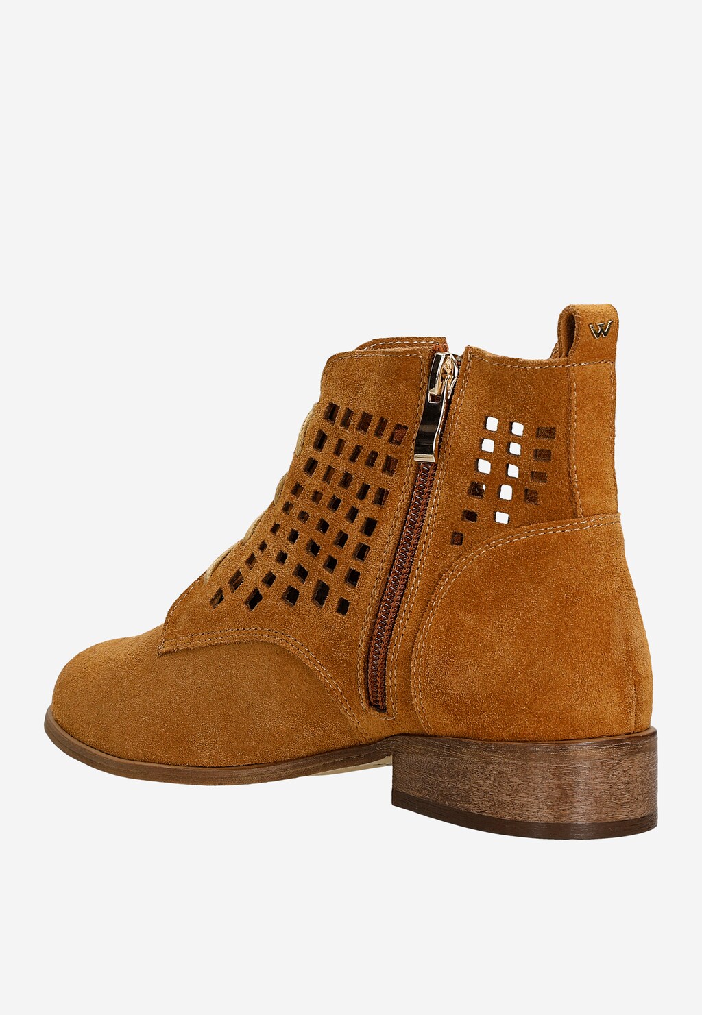 Jasnobrązowe zamszowe trzewiki damskie Wojas 64123-63 z ażurowym wzorem i bocznym zamkiem. Widoczne logo W na pięcie i drewniana podeszwa.