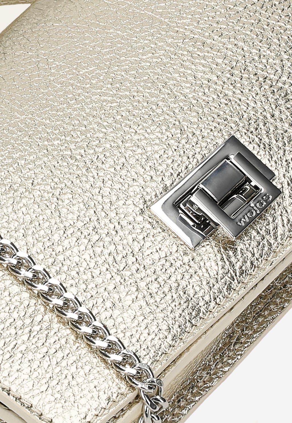 Złota wizytowa torebka damska Wojas 80295-58 ze skóry licowej, z widocznym metalowym zapięciem z logo marki i eleganckim srebrnym łańcuszkiem.