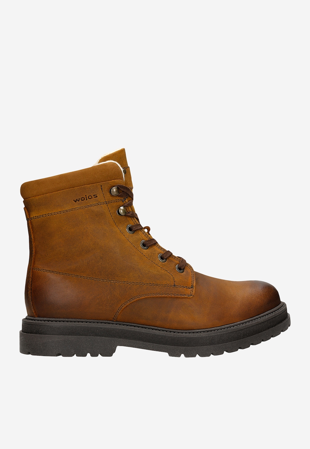 Brązowe męskie trzewiki Wojas model 24077-93 w stylu biker z ociepleniem, widoczne z boku, wykonane ze skóry, z charakterystyczną mocną podeszwą i sznurowaniem.