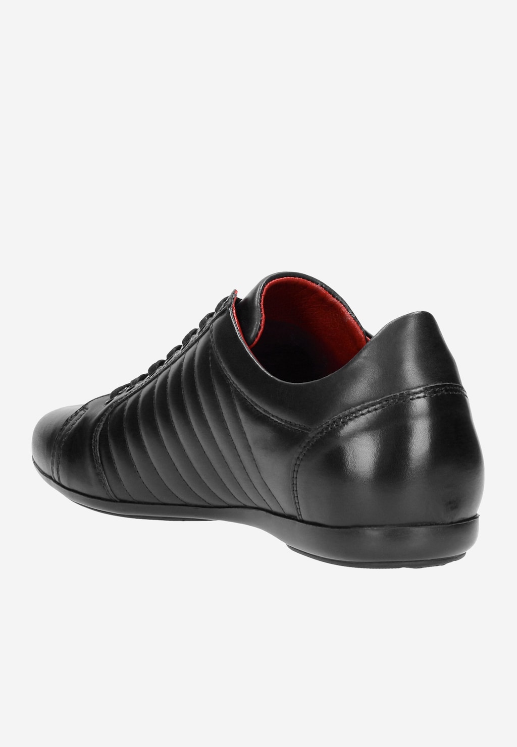 Czarne męskie półbuty Wojas model 9012-51 z eleganckim pikowanym wzorem na boku, czerwoną wyściółką i sznurowaniem, widoczne z perspektywy tylnej.