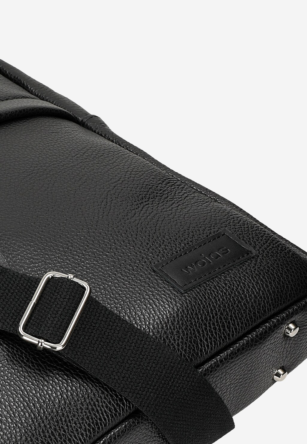 Czarna skórzana torba męska Wojas model 80071-51 z przegrodą na laptopa, widoczny fragment z paskiem na ramię i metalową klamrą oraz logo marki na froncie.