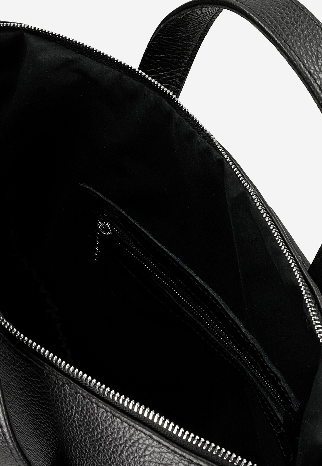 Wnętrze czarnej skórzanej torby męskiej Wojas model 80071-51 z widoczną przegrodą na laptopa, kieszeniami wewnętrznymi i eleganckim wykończeniem zamkiem błyskawicznym.