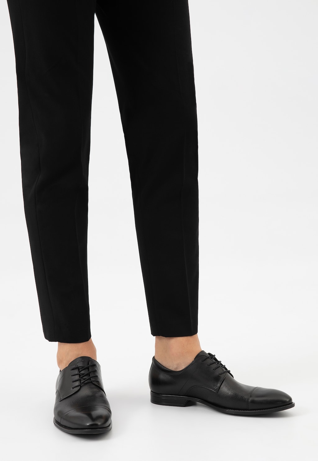 Elegantné kožené poltopánky s ozdobným šitím 10223-51 Widok 8