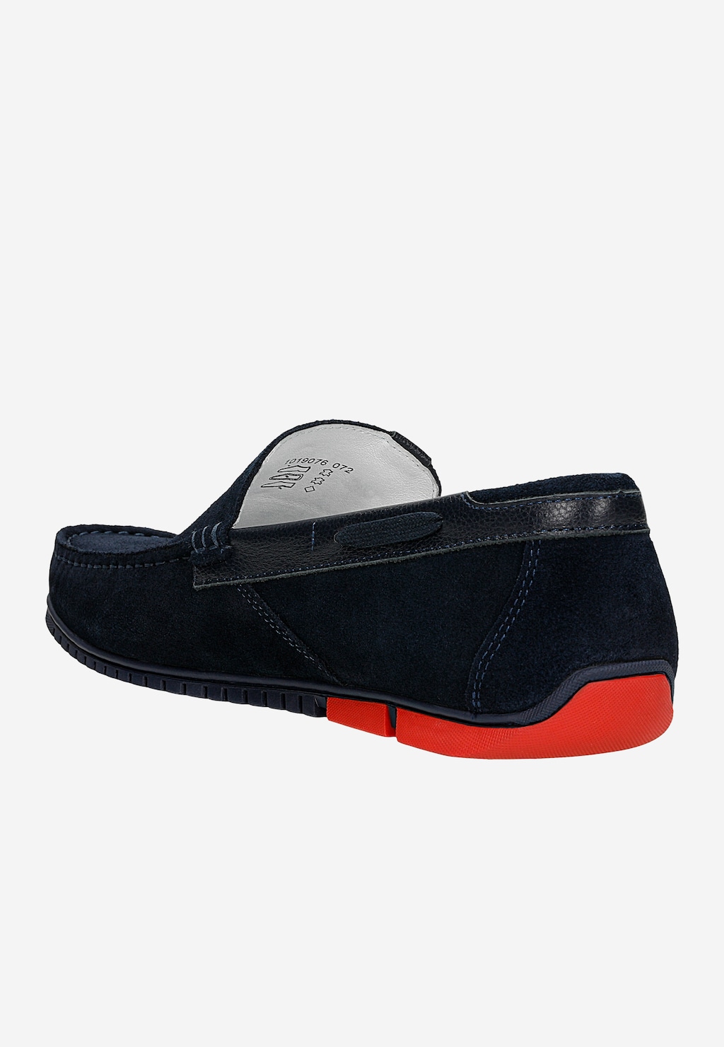 Granatowe mokasyny męskie Wojas model 10190-76 z tyłu, wykonane z zamszu, z charakterystyczną czerwoną podeszwą i białą wyściółką wewnętrzną.