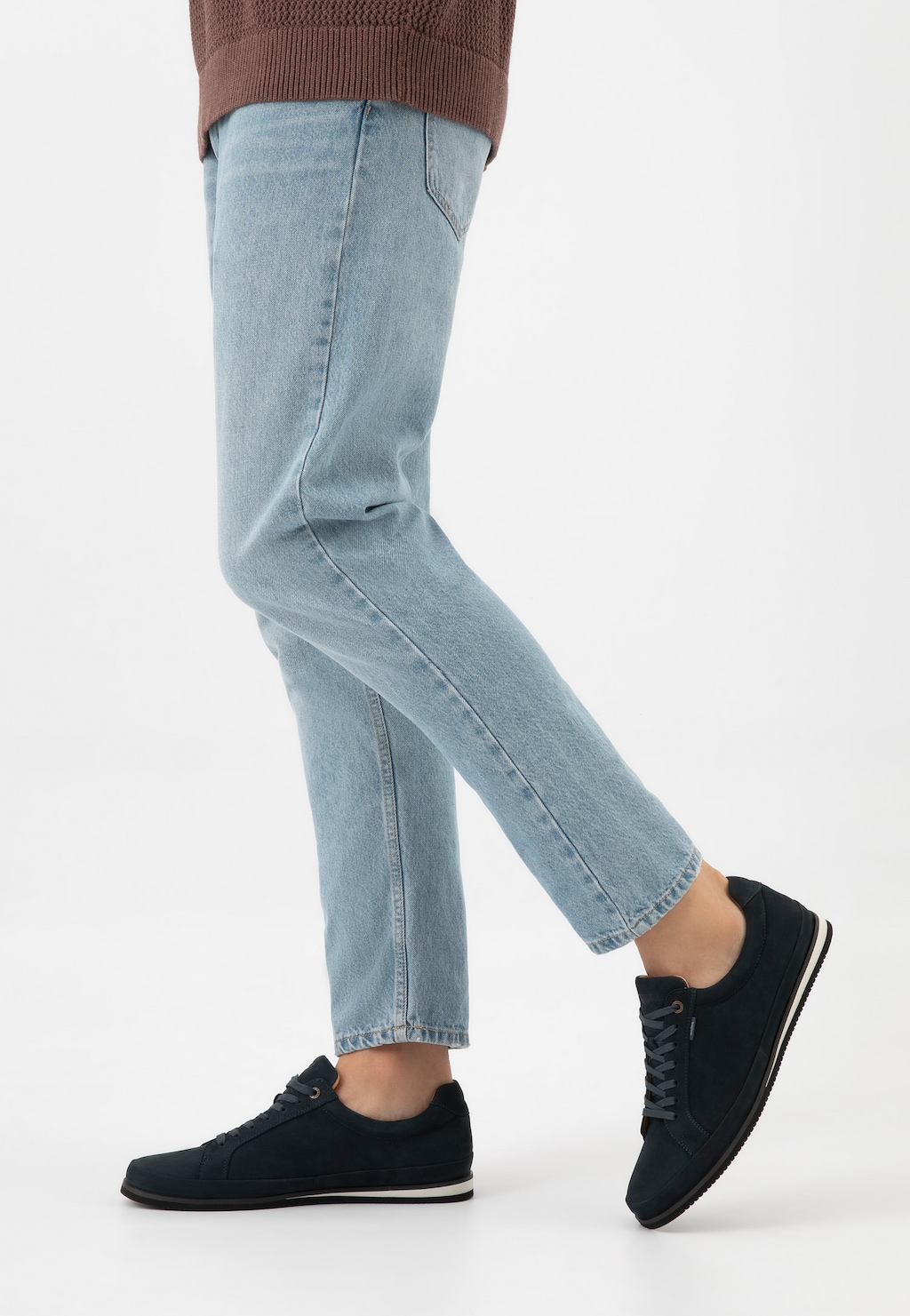 Granatowe półbuty męskie Wojas model 10193-26 z linii Comfort na nodze w jasnych jeansach, widok boczny ukazujący elegancką sylwetkę buta z białą podeszwą.