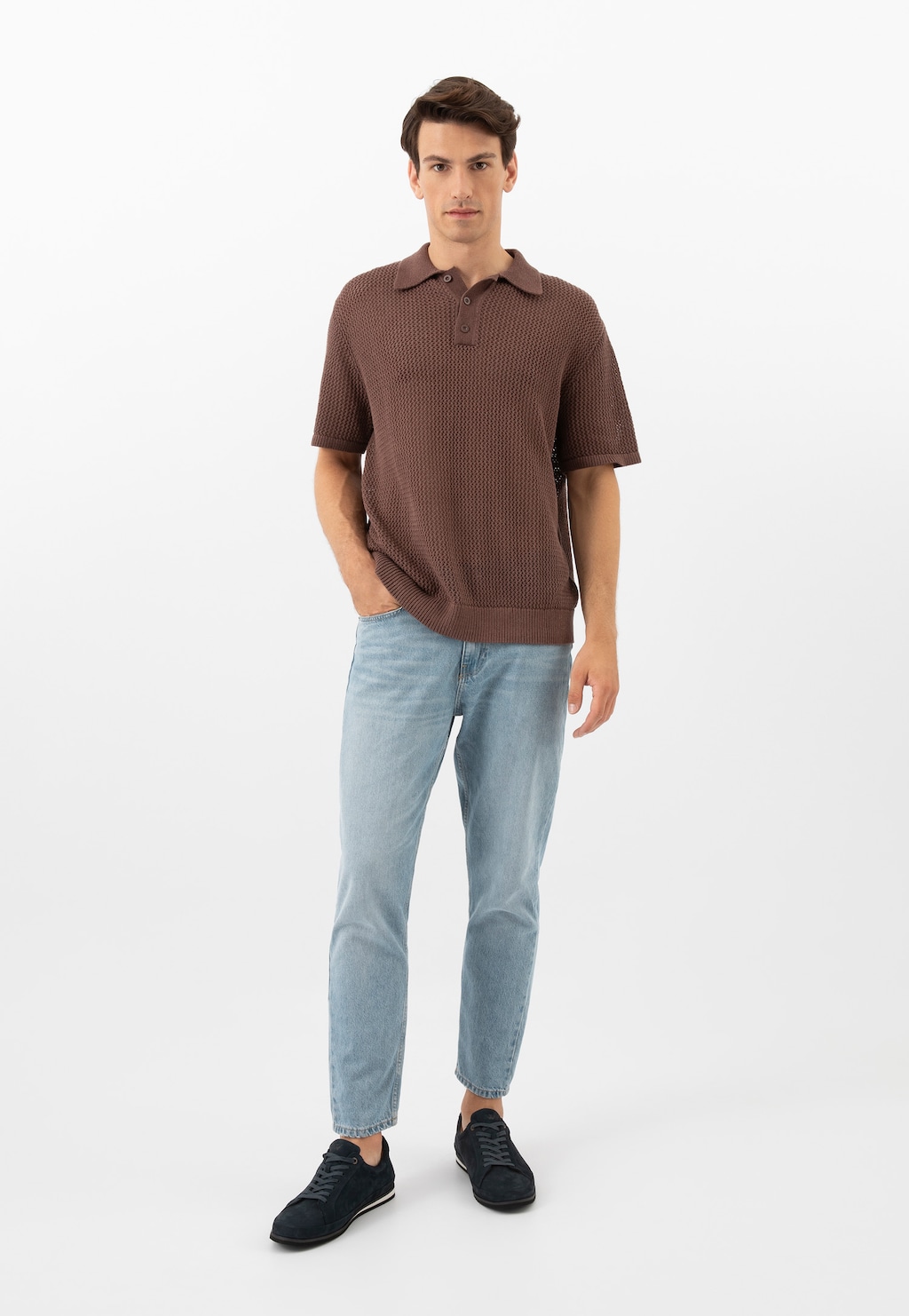 Model w brązowej koszulce polo i jasnych jeansach, prezentujący granatowe półbuty męskie Wojas z linii Comfort model 10193-26, wygodne obuwie na co dzień.