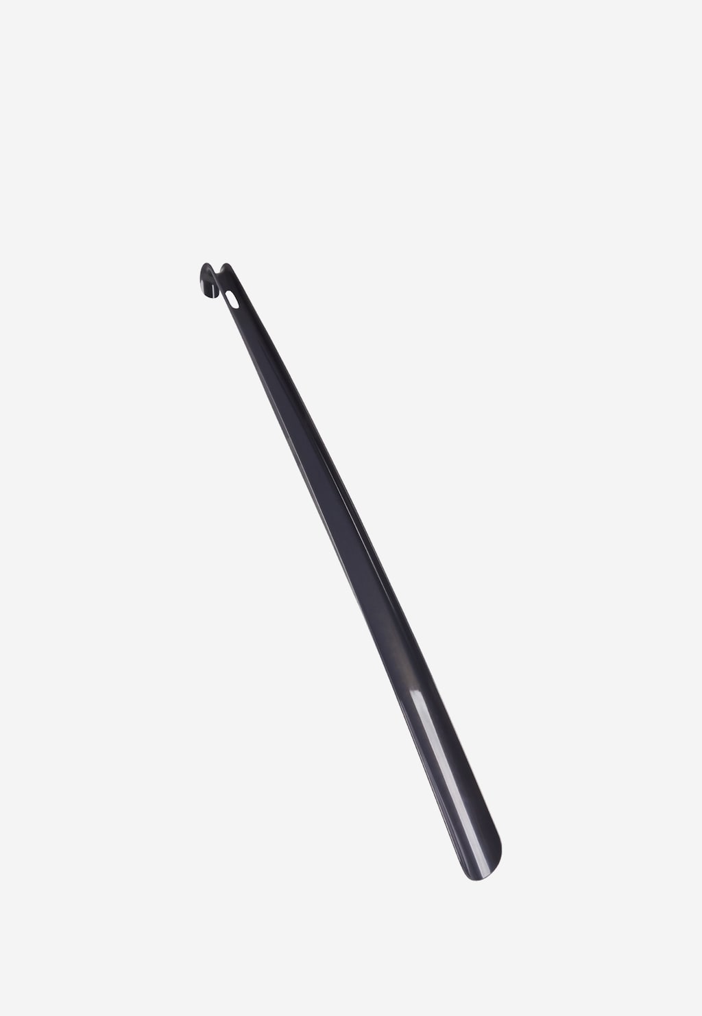 Czarna łyżka do obuwia Wojas model 9903800 o długości 65 cm, wykonana z tworzywa, z charakterystycznym zagiętym uchwytem i otworem do zawieszenia.