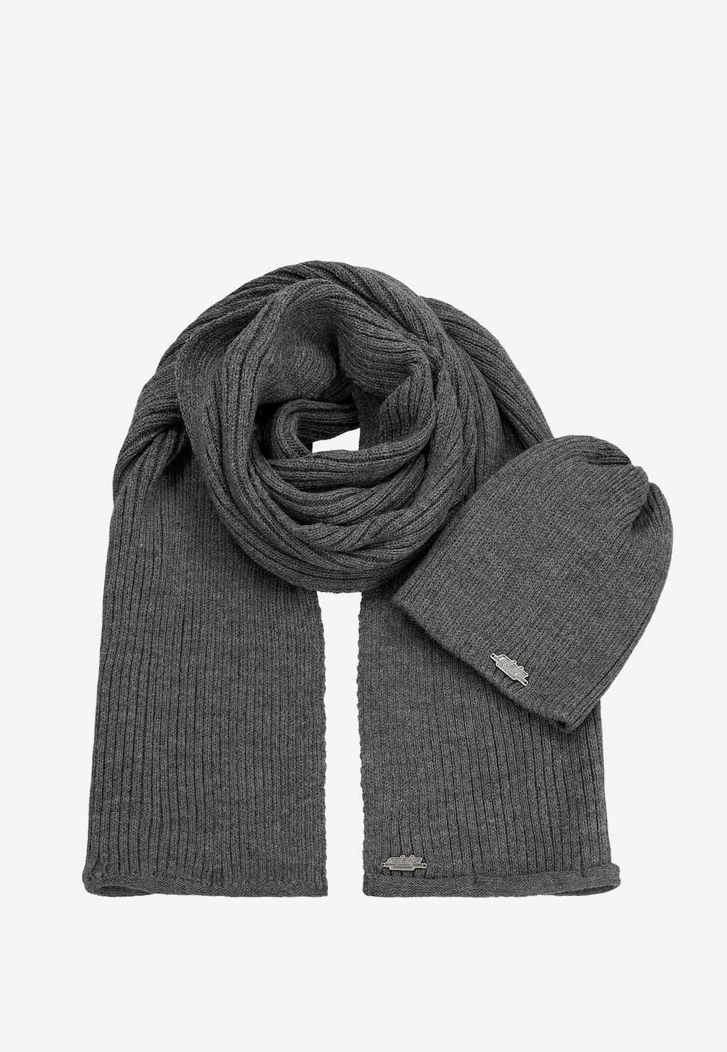 Popielaty zestaw zimowy marki RELAKS model R96022-80 składający się z dzianinowej czapki z logo oraz długiego prążkowanego szalika w tym samym odcieniu szarości.