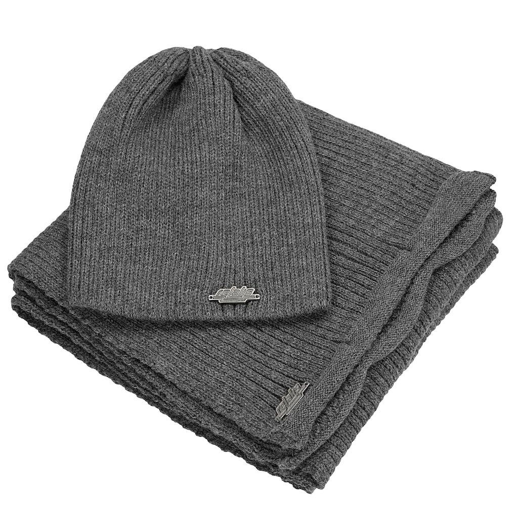 Popielaty dzianinowy zestaw zimowy marki RELAKS, składający się z czapki i szalika model R96022-80. Oba elementy ozdobione metalowym logo producenta.