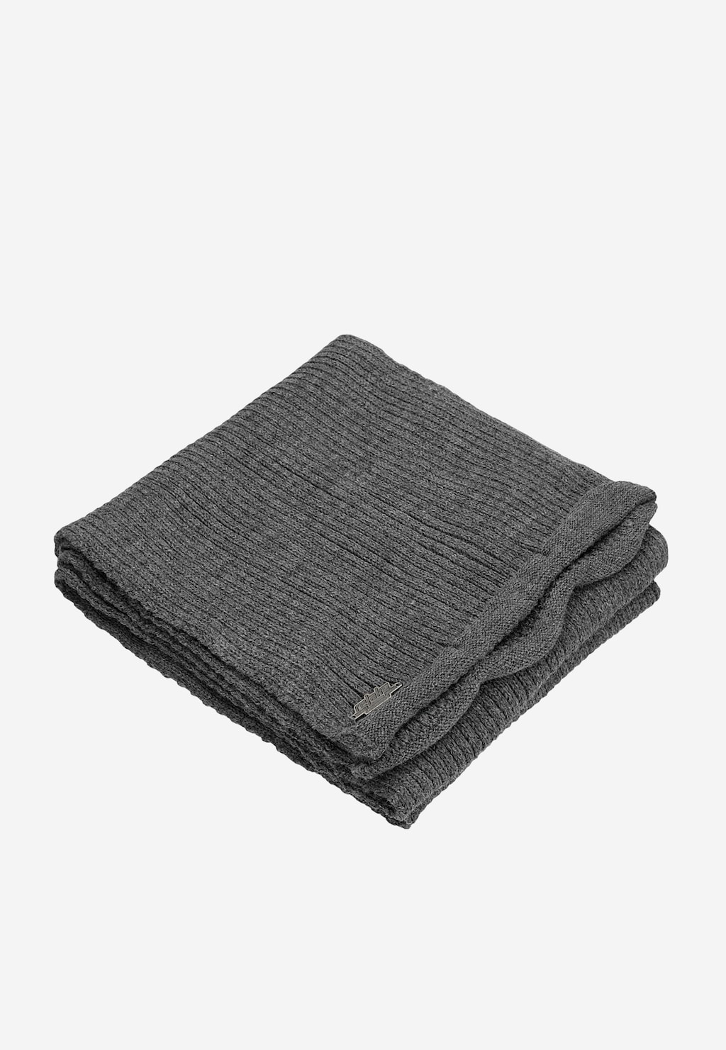 Popielaty szalik z zestawu RELAKS R96022-80, wykonany z prążkowanej dzianiny, starannie złożony z widoczną metalową metką marki w rogu.