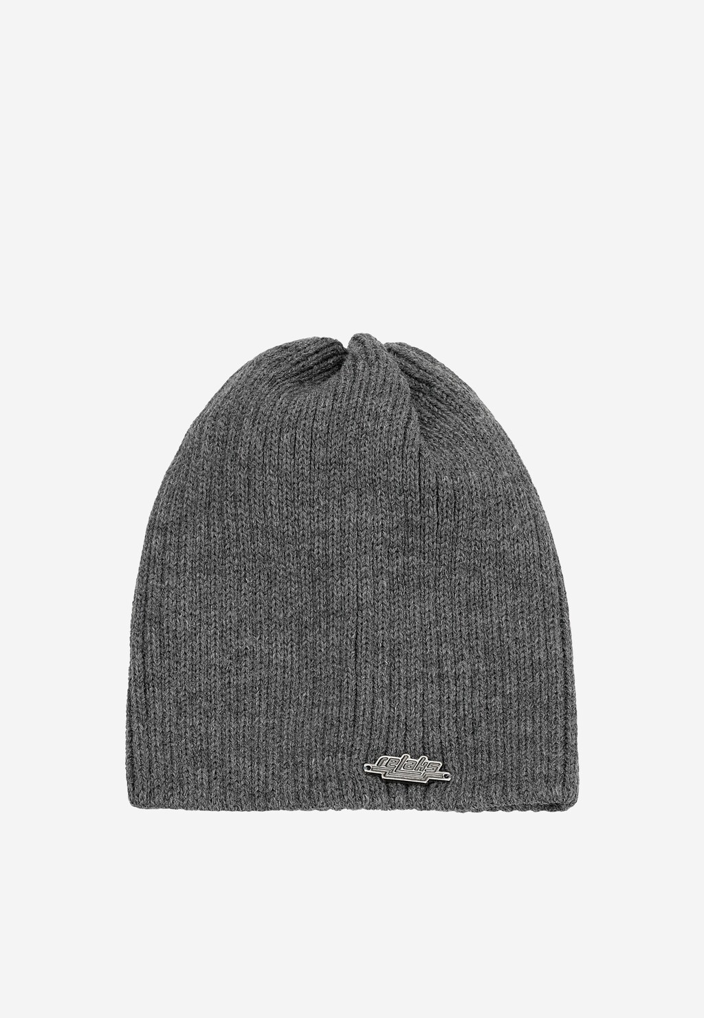 Popielata dzianinowa czapka zimowa marki Relaks z kolekcji R96022-80, z metalową naszywką z logo. Element zestawu z szalikiem, doskonały na chłodne dni.