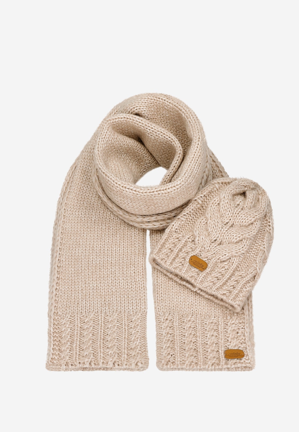 Beżowy komplet Relaks - czapka i szalik z wełny merino model R96003-84. Zestaw zimowy z warkoczowym wzorem i logo marki na skórzanej naszywce.