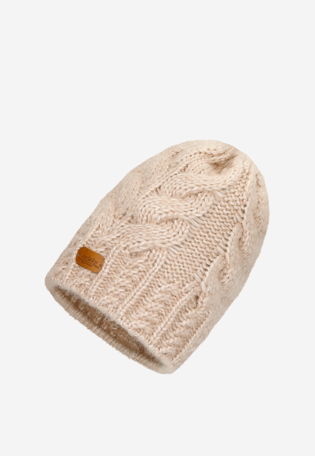 Beżowa czapka z wełny merino marki Relaks model R96003-84 z warkoczowym splotem, ozdobiona małą skórzaną metką z logo firmy.