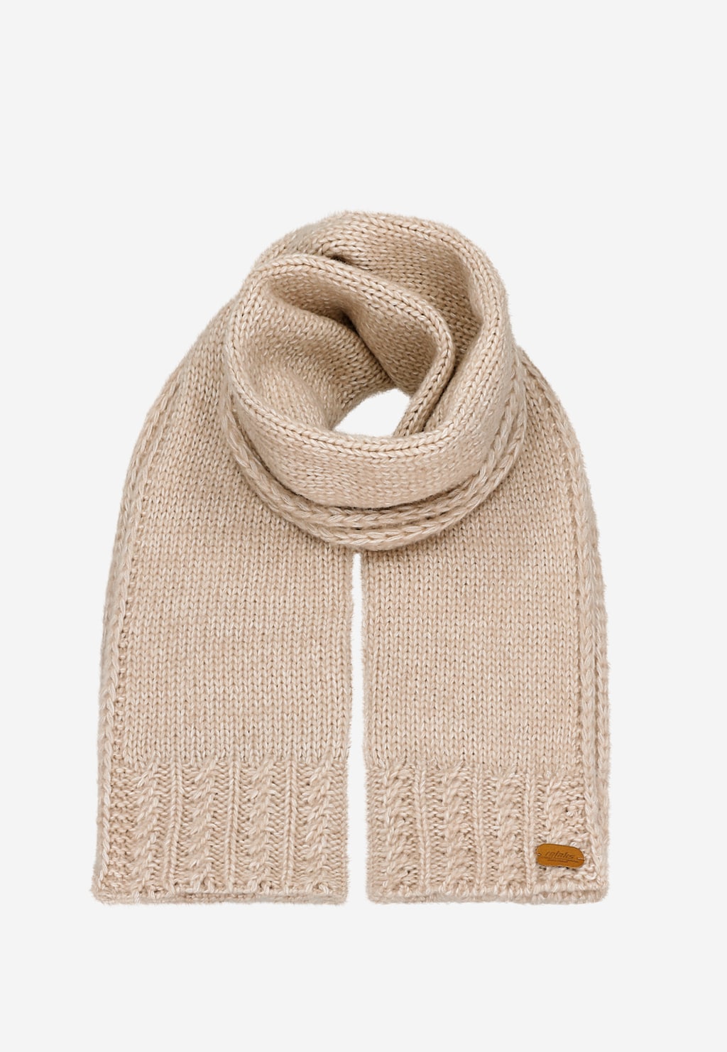 Beżowy szalik z wełny merino marki Relaks, model R96003-84. Delikatnie spleciony, z ozdobnym ściegiem na brzegach i małą metką producenta.