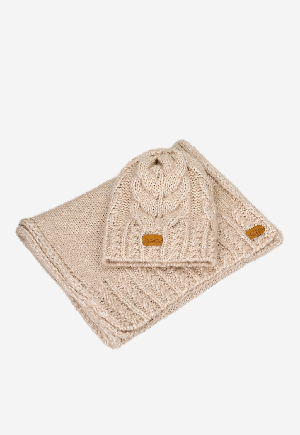 Beżowy komplet Relaks czapka i szalik z wełny merino model R96003-84, z ozdobnym splotem warkoczowym i skórzanymi metkami z logo marki.