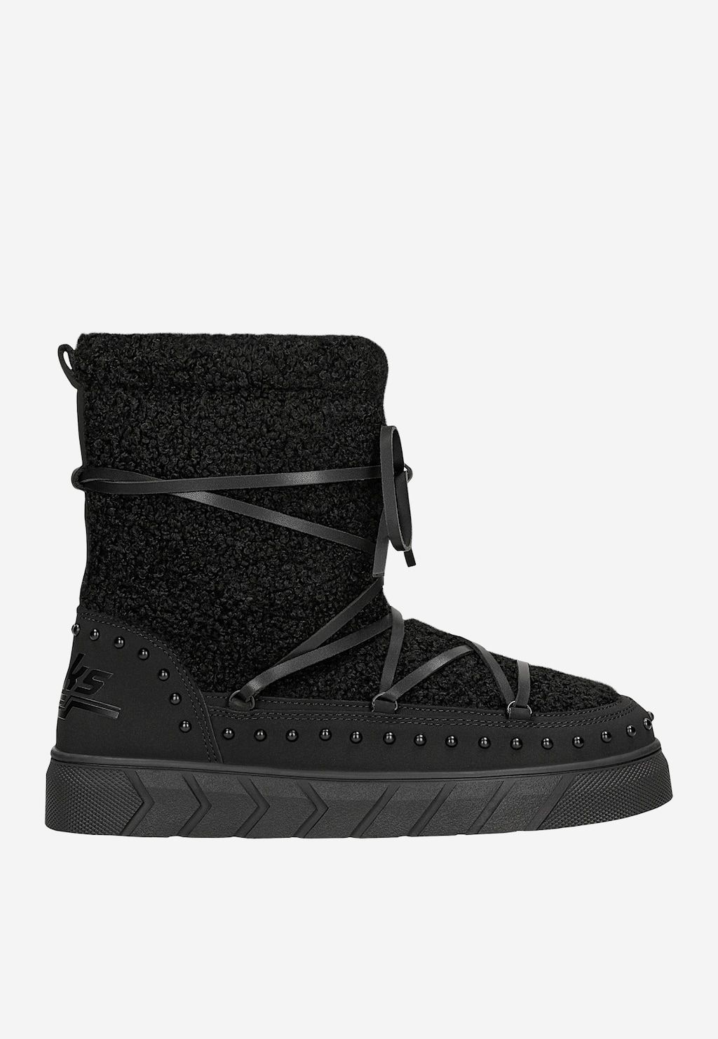 Czarne śniegowce damskie Relaks R55129-81 z futerkiem typu baranek, ozdobione sznurowaniem i ozdobnymi ćwiekami, na grubej podeszwie z bieżnikiem.