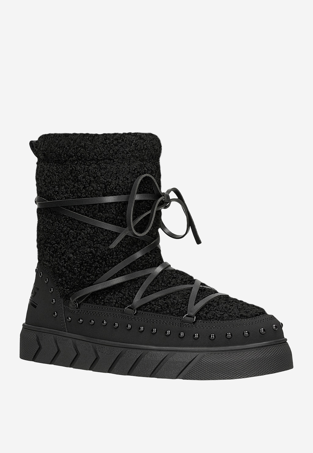 Czarne śniegowce damskie RELAKS R55129-81 z futerkiem typu baranek, zdobione sznurowaniem i ozdobnymi nitami, na grubej profilowanej podeszwie.
