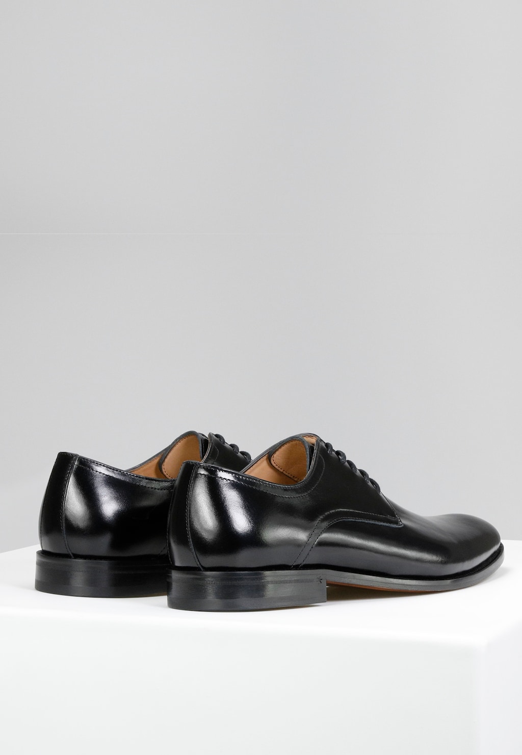 Eleganckie czarne półbuty męskie Wojas 10055-51 z linii PREMIUM, widok z tyłu, ukazujący błyszczącą skórę, sznurowanie i beżową wyściółkę wewnętrzną.