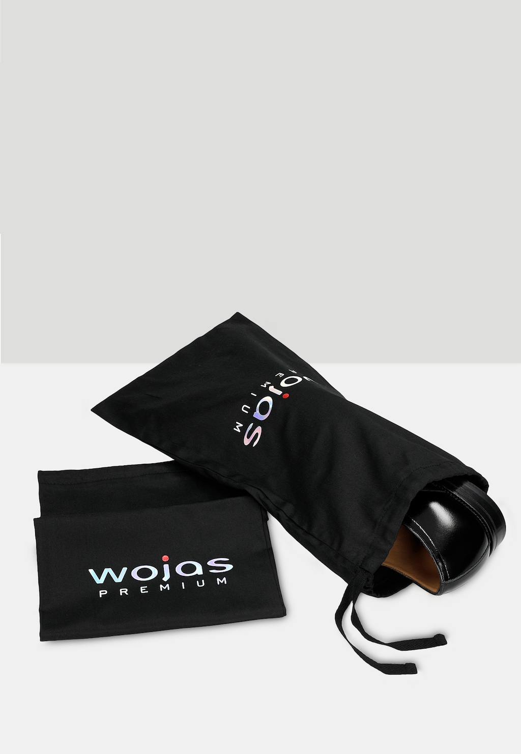 Czarne wizytowe półbuty męskie Wojas PREMIUM 10055-51 w eleganckim woreczku ochronnym z logiem marki, widoczna część buta oraz dodatkowa etykieta premium.