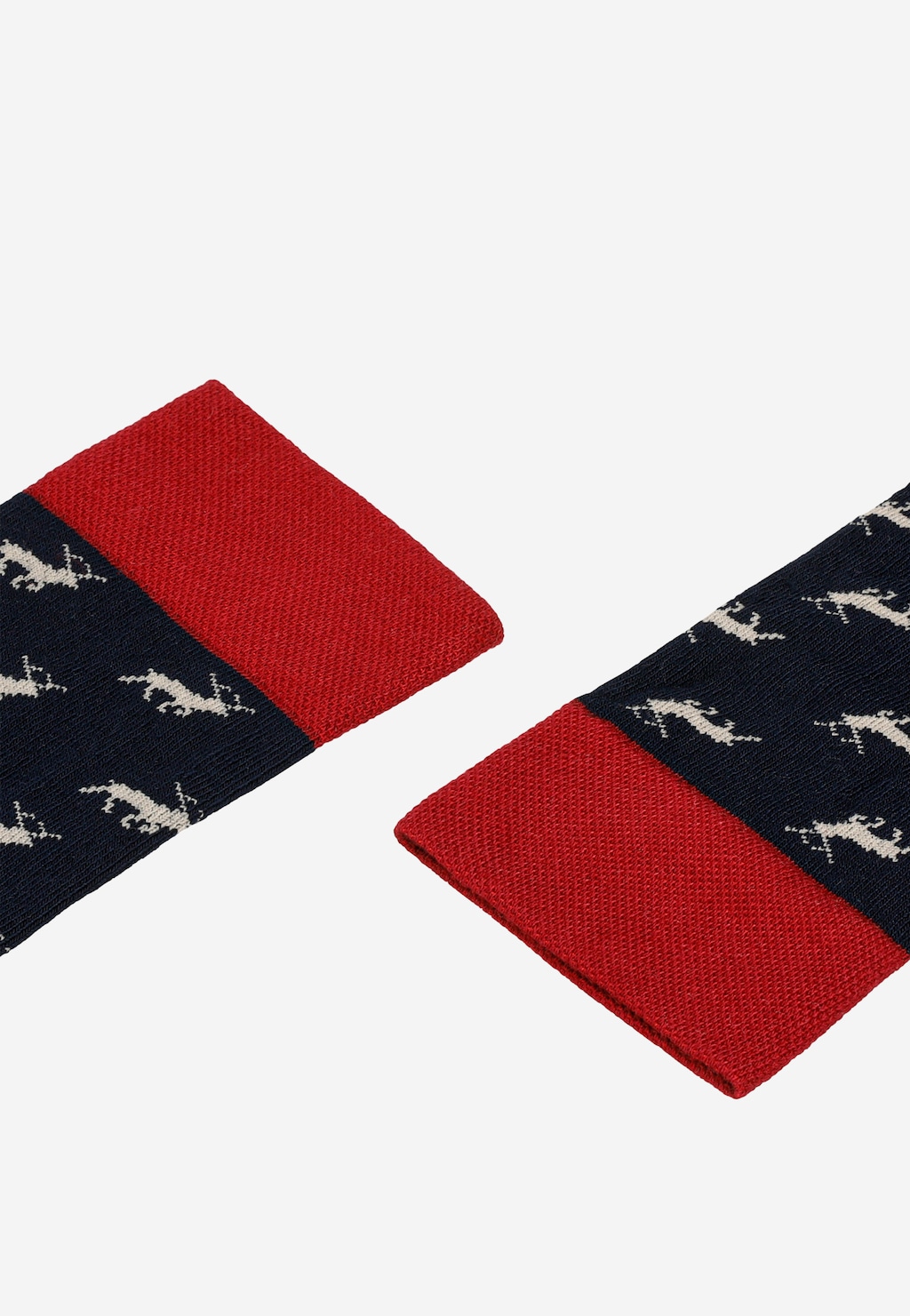 Granatowo-bordowe skarpety Wojas model 97060-86 z wzorem reniferów. Widoczne fragmenty skarpet z czerwonymi mankietami i granatową częścią ozdobioną jasnym motywem reniferów.