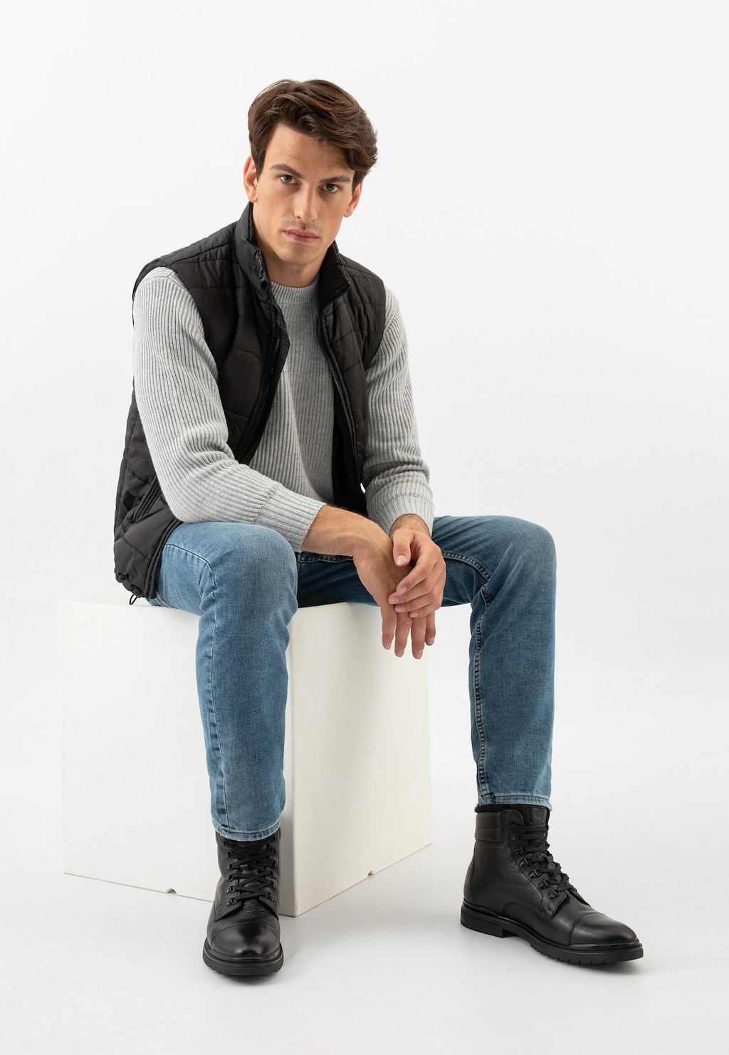 Model w casualowej stylizacji z czarnymi ocieplanymi trzewikami Wojas 24087-51 ze skóry licowej, prezentującymi elegancki, zimowy design obuwia.