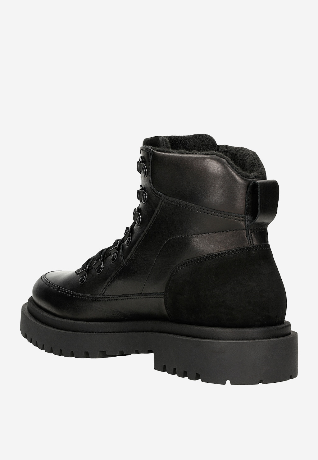 Czarny męski biker Wojas model 24089-71 z bocznego profilu, wykonany ze skóry, z ciepłym ociepleniem, sznurowany, na grubej podeszwie, z charakterystycznym zapięciem i wyściółką.