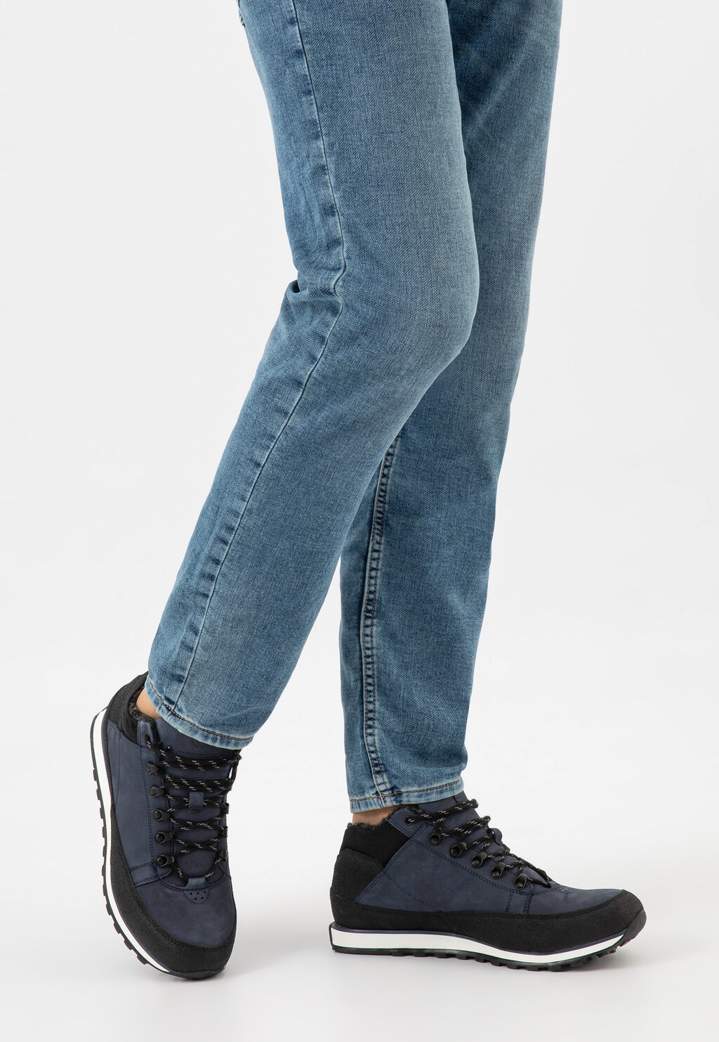 Granatowe trzewiki męskie Wojas model 9181-76 z czarnymi elementami i białą podeszwą, prezentowane na nogach w jasnoniebieskich jeansach.