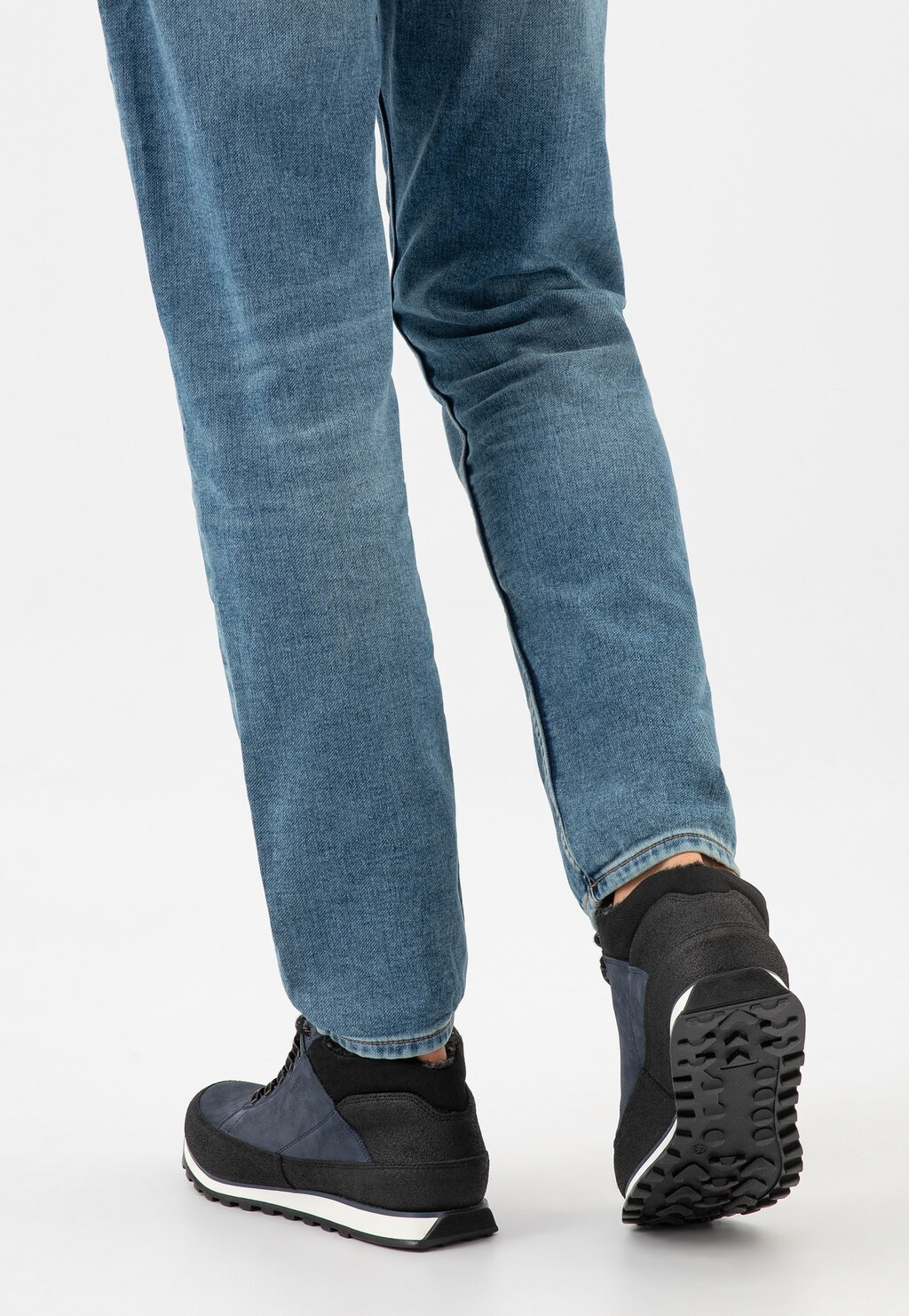 Granatowe trzewiki męskie Wojas model 9181-76 prezentowane na nogach osoby w jeansach, widok od tyłu pokazujący charakterystyczną podeszwę i sportowo-elegancki design obuwia.